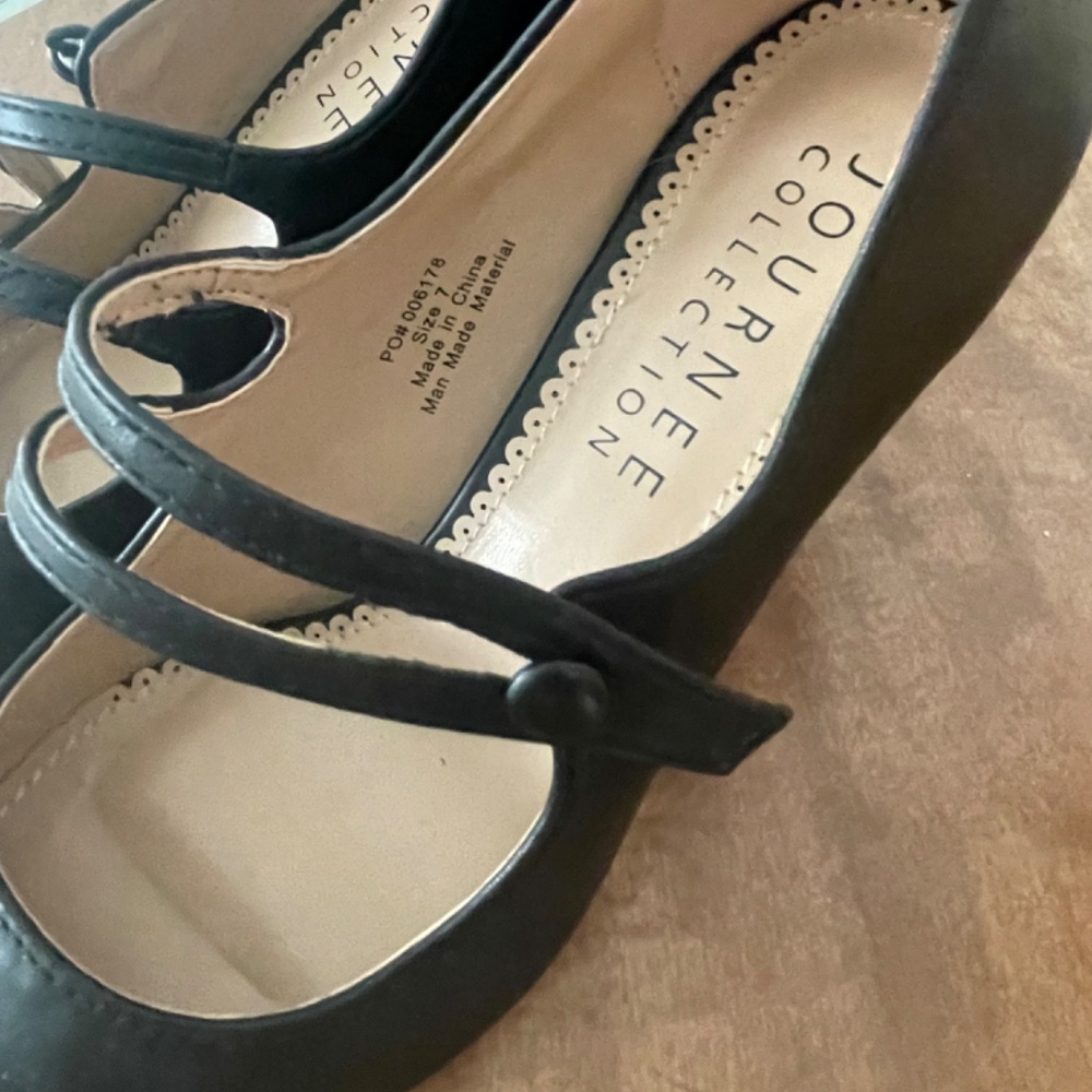 Journee Collection Sidney Pump - Picture 2 of 5